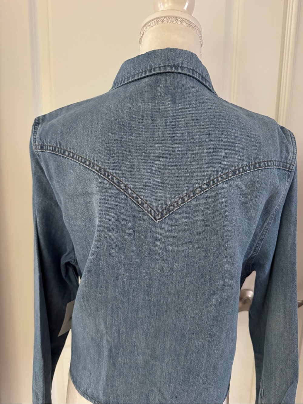 WRANGLER WOMEN'S TIE FRONT WESTERN SHIRT. Size L. MSRP $54.99 - Picture 16 of 17